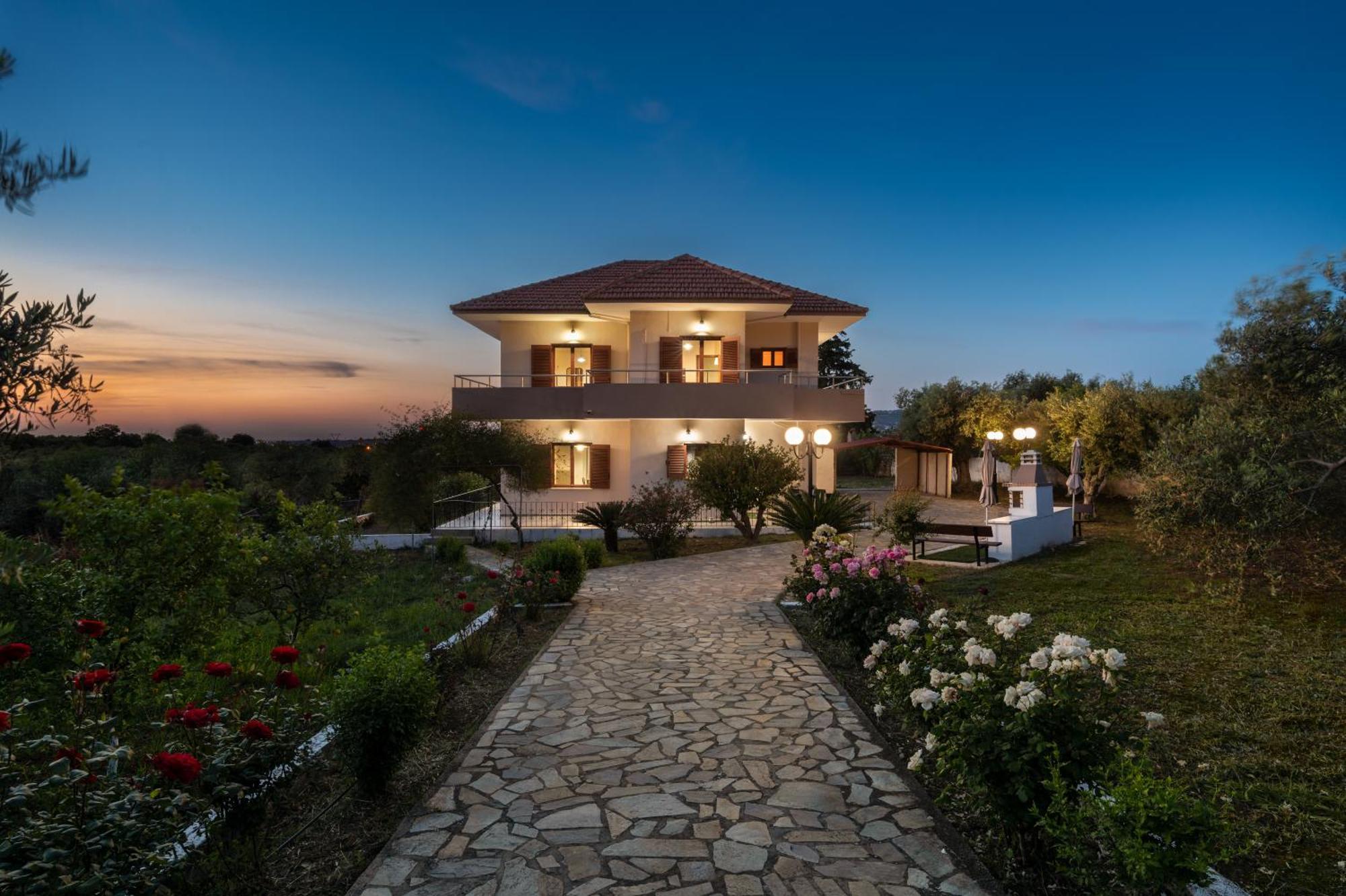 Garden House With Pool, 10min To Center
