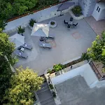 Twin'S House
