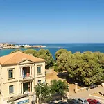 Central Luxurious Apartment With Sea View!