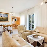 Central Luxurious Apartment With Sea View!