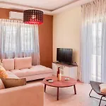 10 Bedroom Complex, With Private Pool, Bbq & Ping Pong!