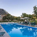 10 Bedroom Complex, With Private Pool, Bbq & Ping Pong!