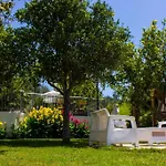 10 Bedroom Complex, With Private Pool, Bbq & Ping Pong!