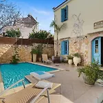 Epavlis Villa, Plaka