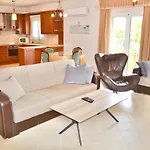 Giorgos Large Size Apartments -Family Friendly With Free Parking And Yard Views