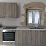 Kamara Bridge House, Spacious 1-Bedroom Quiet Retreat