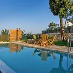 Holiday House, Castellos