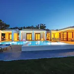 Red Oak Tree Villa