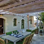 Holiday House, Castellos