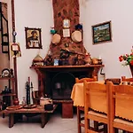 Hill Sandali House