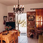 Hill Sandali House