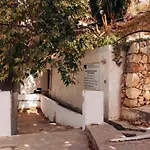 Hill Sandali House