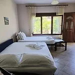 Voula Kourbeti Apartments