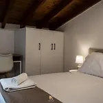 Uni Island - Old Town Suites