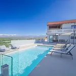 Modern Villa With Infinity Pool Close To The Sea