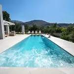 Villa Vivian Heated Private Swimming Pool & Jacuzzi