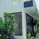 Chrismma Apartment With Private Yard Parking