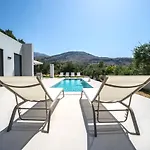 Villa Vivian Heated Private Swimming Pool & Jacuzzi