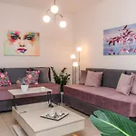 Luxury Town Center Suite Apt A2