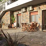 Comfortable Apartment With Garden - Casa Con Vista