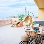 Thea - Rooftop Seaview Jacuzzi