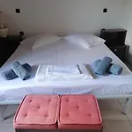 Anna'S House