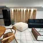 Malibu Deluxe Apartment