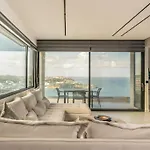 Endless View Luxury Apartment By The Sea