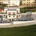 Villa Solaire - Heated Pools & Sauna