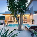 Olive Garden - Private Heated Pool Vacation Home
