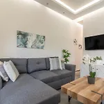 Misty Grey Apartment Near City Centre