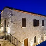 Antama Living, Luxe Stonehouse With Pool & Bbq