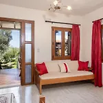 Snug Holiday Home In Pagkalohori