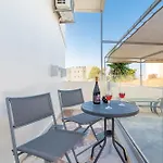 Stylish Apartment Near The Beach With Parking