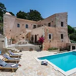 Butterfly, A Historical Villa With Pool & Hot Tub!