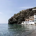 Beachfront Lovely Small House On The Sea