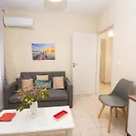 Traveller'S Nest Apartment Close To Center,Port,Airport