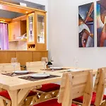Big Spacious Apartment In The Heart Of The City!
