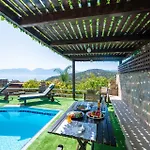 “Sky&Sea Villa: Tranquil Retreat For 6 With Pool