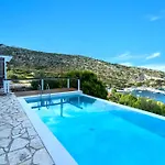 Coastal Paradise Found - Komis' Private Pool Retreat