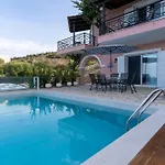 Coastal Paradise Found - Komis' Private Pool Retreat