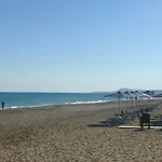 Patriko-Bright 3-Bedroom Vacation Home, 200M From The Beach.