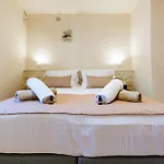Kilada Village Retreat Jacuzzi - Parking - Garden