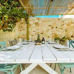 Kilada Village Retreat Jacuzzi - Parking - Garden