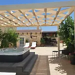 Chrisi'S House With Jacuzzi