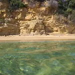 Το Σπιτι Με Την Σπηλιά