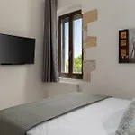 The Olive Mill House - Luxe Villa, Classic Charm