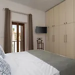 The Olive Mill House - Luxe Villa, Classic Charm