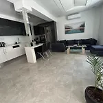 Ivory Style Maisonette Near Downtown