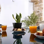 Mirabilia Family House